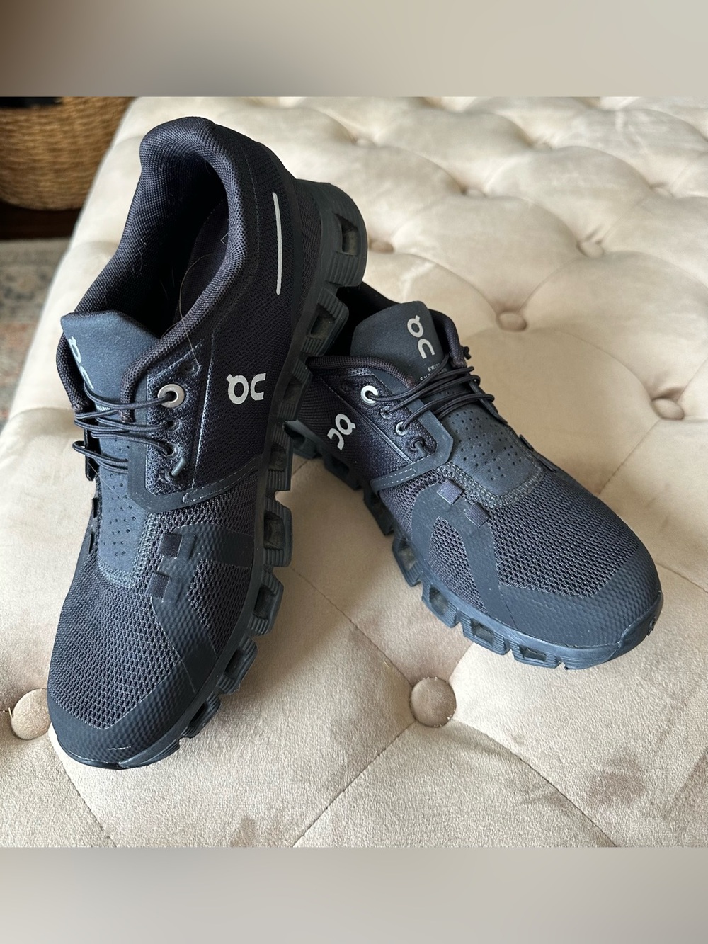 Like New! On Running Women’s Black Cloudrunner Sneakers